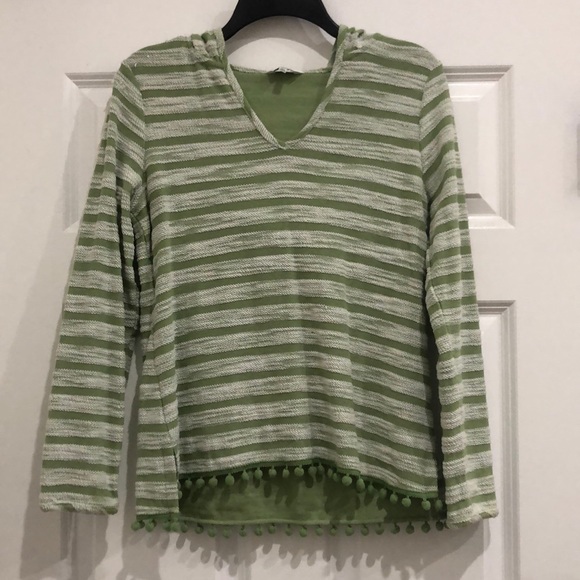 crown & ivy Tops - Crown&Ivy long sleeve shirt with hood